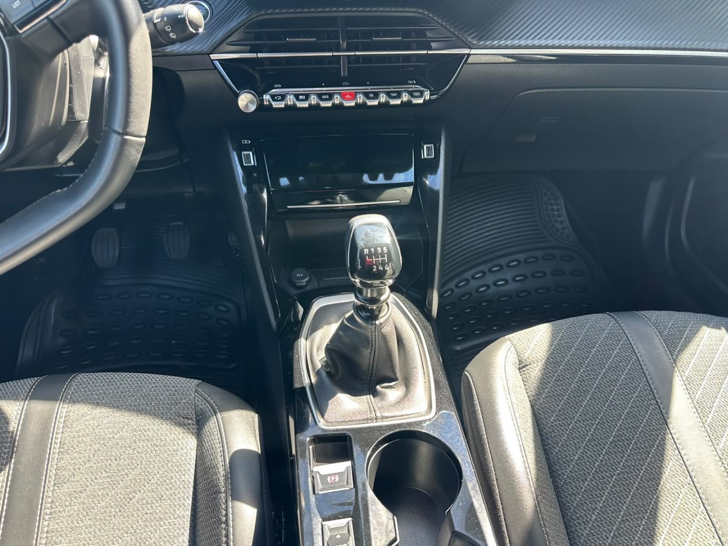 Peugeot 2008 Allure — foto 8 de 16